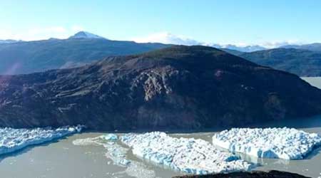 Два айсберга отделяются от ледника на юге Чили