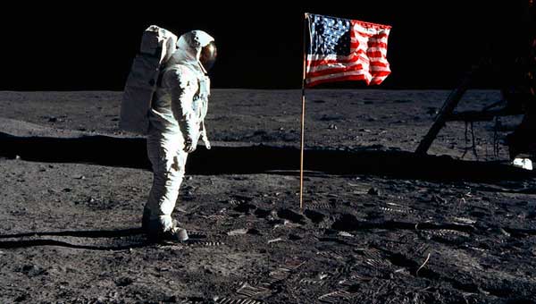 Почти 50 лет назад два американца шли по Луне