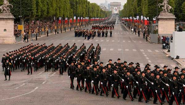 Традиционный военный парад 14 июля